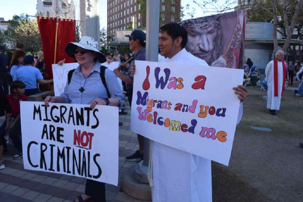 Los migrantes no son criminales, uno de los mensajes en inglés visibles en la marcha