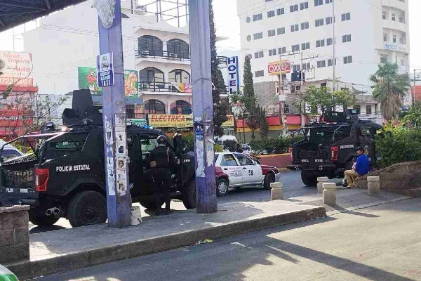 Los policías estatales instalados sobre la avenida Insurgentes, frente al mercado Baltasar R. Leyva Mancilla