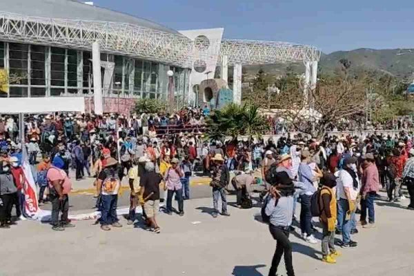 Marchan en Guerrero en exigencia de obras; retienen a funcionarios y exigen presencia de la gobernadora