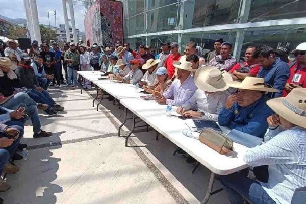 Marchan en Guerrero en exigencia de obras; retienen a funcionarios y exigen presencia de la gobernadora