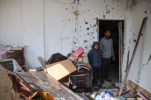 Palestinos verifican los daños que dejó un bombardeo de Israel en su departamento
