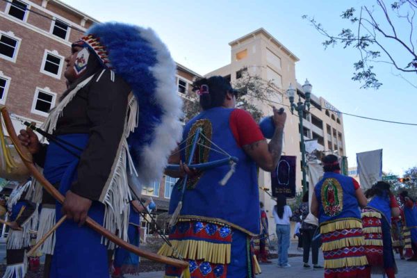 Personas con la imagen de la virgen de guadalupe en la archa en solidaridad a personas migrantes