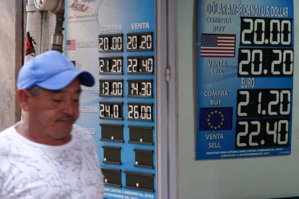 Peso mexicano se deprecia ante anuncio de Trump sobre aranceles a los automóviles importados