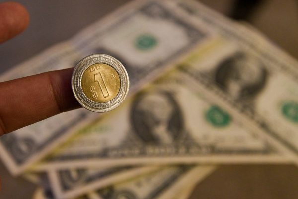 Peso mexicano se deprecia ante anuncio de Trump sobre aranceles a los automóviles importados