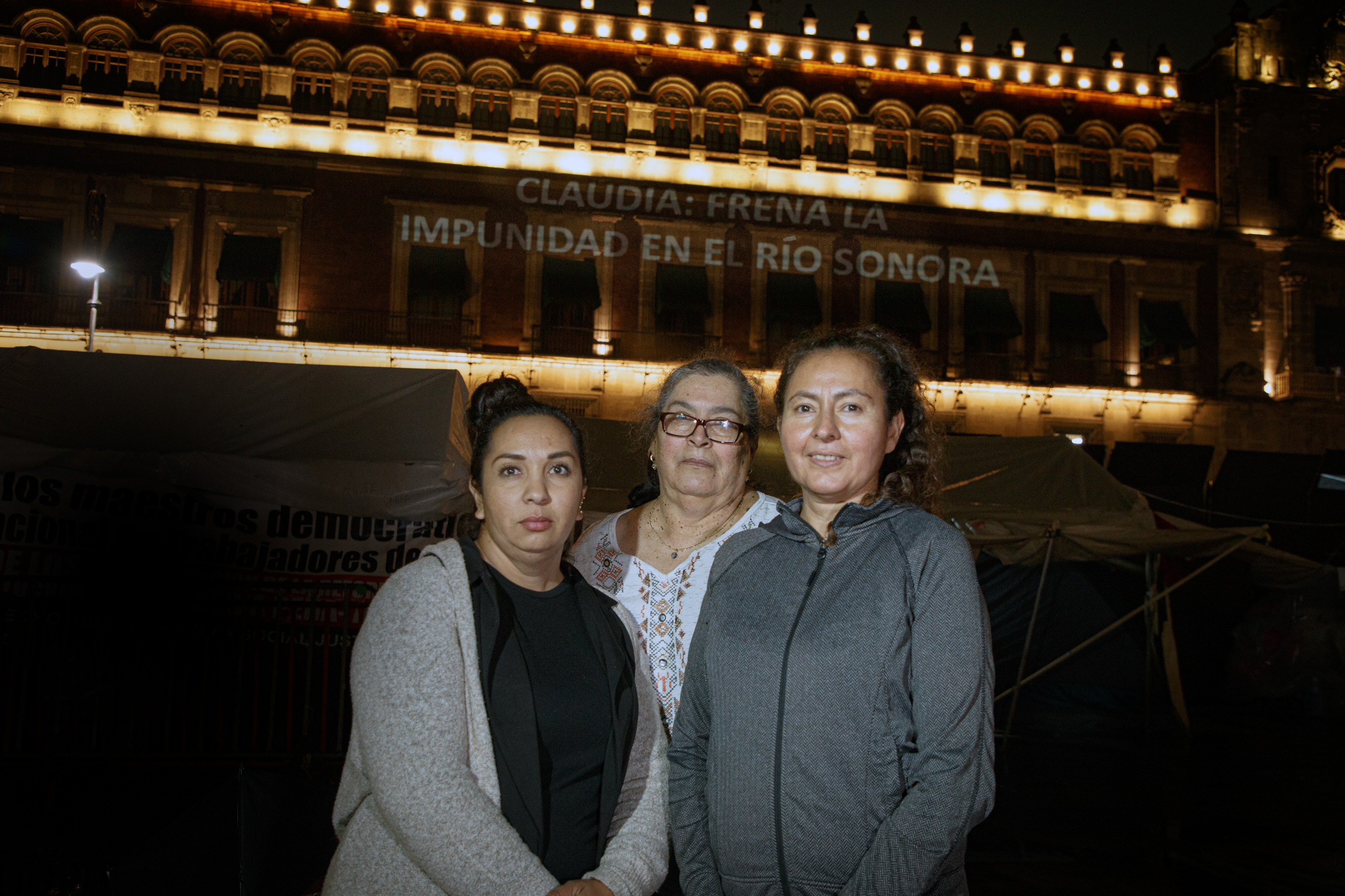 Protesta de integrantes de los Comités de Cuenca del Río Sonora frente a Palacio Nacional.