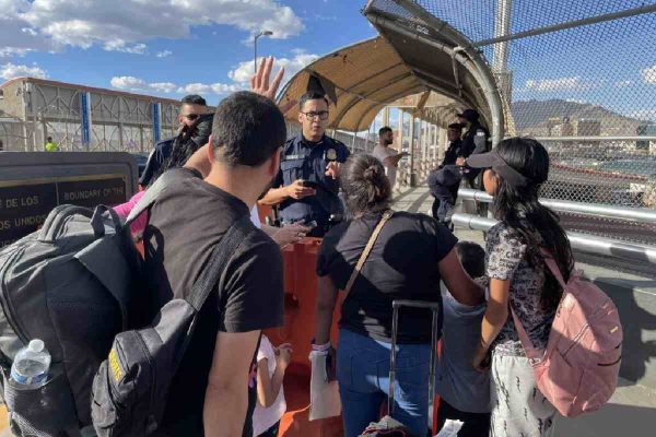 Rubbelsy junto a su esposa e hijos cruzan a Estados Unidos por el puente internacional Paso del Norte que une a Ciudad Juárez y El Paso, Texas.