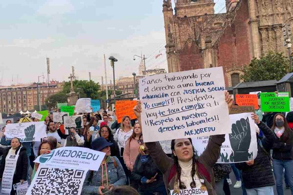 Trabajadores de Mejoredu protestan afuera de Palacio Nacional para exigir certeza y respeto a sus derechos laborales