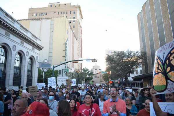 Un grupo de personas se manifestaron en solidaridad a las personas migrantes en El Paso, Texas