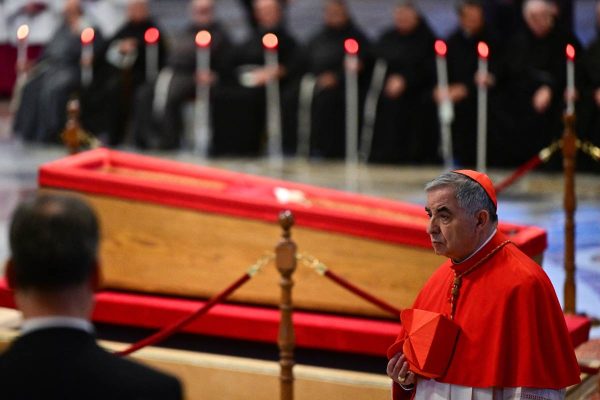 Angelo Becciu en el funeral del papa Francisco