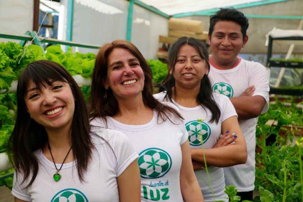 Aprendices de Jóvenes Construyendo el futuro en un huerto urbano