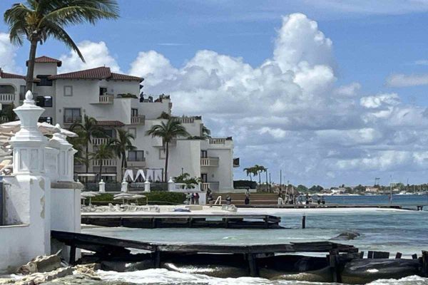 Balacera entre policías y civiles armados en hotel de Isla Mujeres deja una persona muerta
