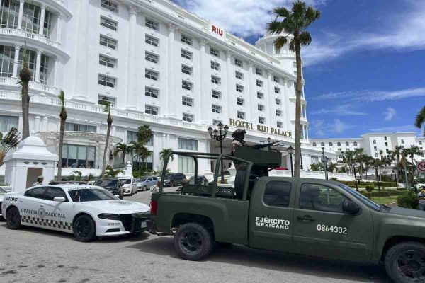 Balacera entre policías y civiles armados en hotel de Isla Mujeres deja una persona muerta