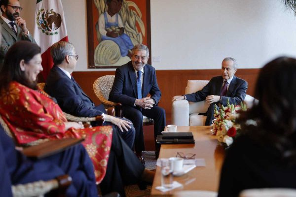 Canciller de México, Juan Ramón De la Fuente dialogando con otras autoridades