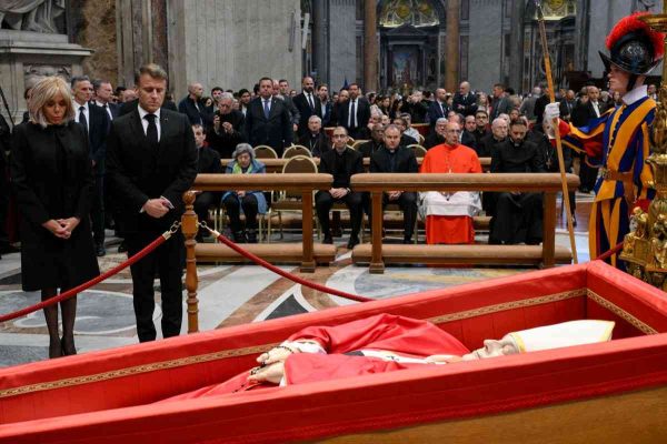 Capilla ardiente del papa Francisco cierra sus puertas al público para etapa final de funeral