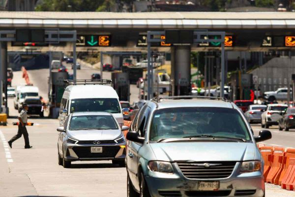 Casetas de peaje presentan gran cantidad de autos
