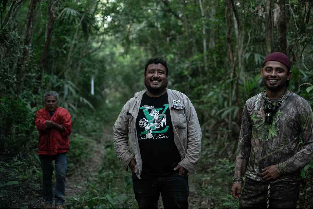 De izquierda a derecha, don Manuel Cetina, Abraham Figueroa y Josué Payán.