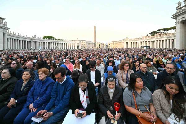 Derrame cerebral y paro cardíaco fueron las causas de muerte del papa Francisco, informa el Vaticano