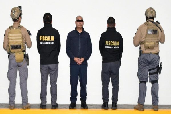 Detienen a exfuncionarios del Edomex durante Operativo Enjambre por presunto delito de extorsión 