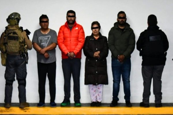 Detienen a exfuncionarios del Edomex durante Operativo Enjambre por presunto delito de extorsión 