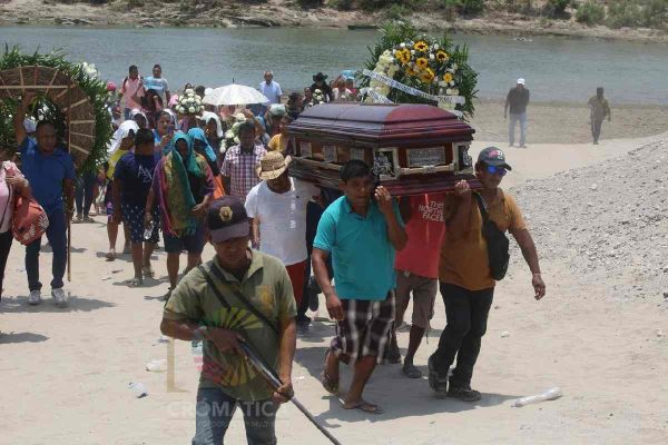 El féretro del vocero del Cecop, Marco Antonio Suástegui, al llegar a Cacahuatepec. 