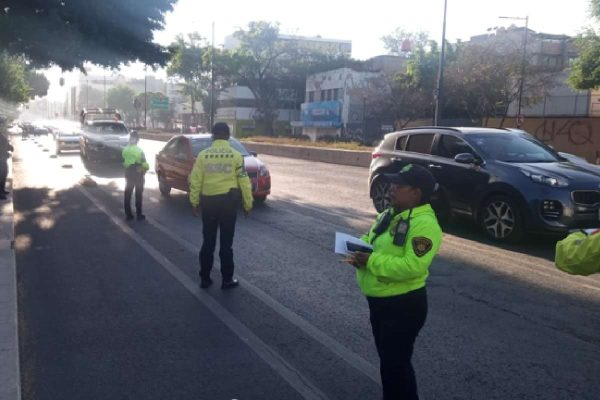 Elementos de la SSC vigilando la circulación durante el regreso a clases de las vacaciones de semana santa