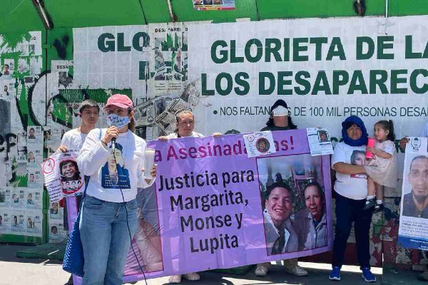 Lectura de la convocatoria de la segunda Jornada Nacional de Búsqueda en la Glorieta de las y los desaparecidos