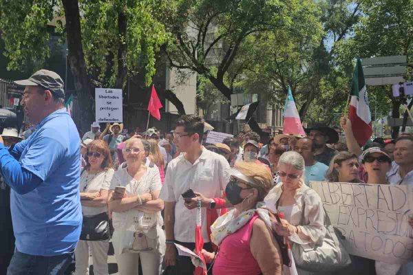 Manifestación en el Senado por ley de telecomunicaciones