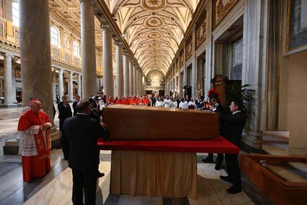 Papa Francisco es enterrado en la Basílica de Santa María La Mayor 