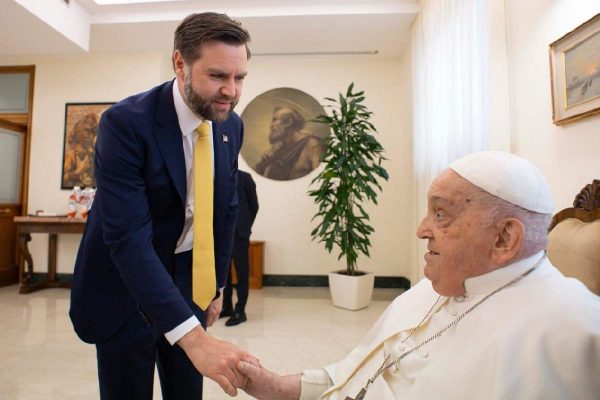 Papa Francisco recibe “unos minutos” al vicepresidente de EU, JD Vance, durante la Pascua