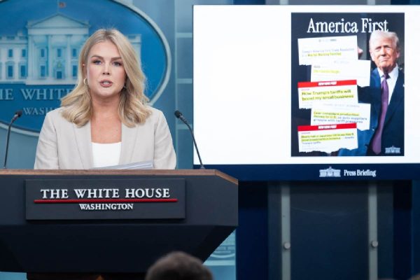 Portavoz de la Casa Blanca informó que los aranceles que anunciará Trump entrarán en vigor inmediatamente