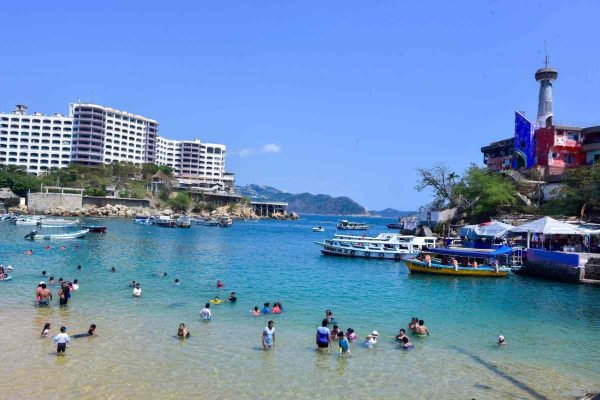Sheinbaum dice que Semarnat trabaja para acceso público a playas
