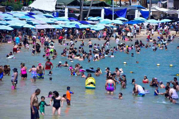 Sheinbaum dice que Semarnat trabaja para acceso público a playas