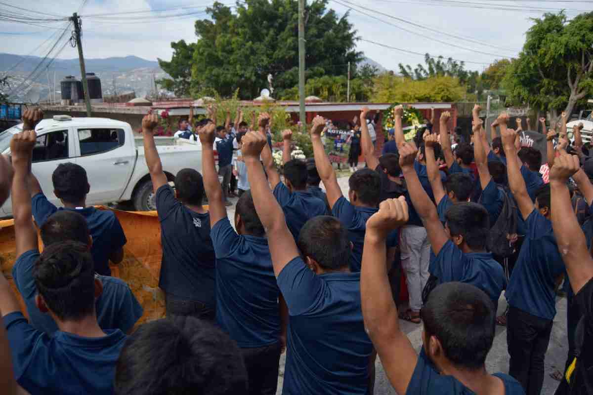 A 13 meses del asesinato del normalista Yanqui Kothan, tres detenidos siguen sin sentencia y su familia reclama justicia