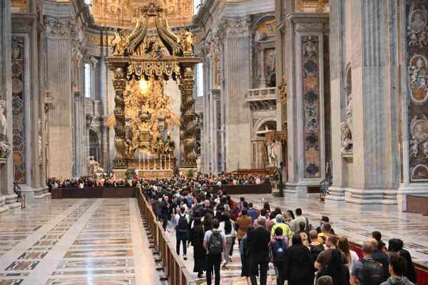 Más de 60 mil personas se han despedido del papa Francisco; aún no hay fecha para el cónclave