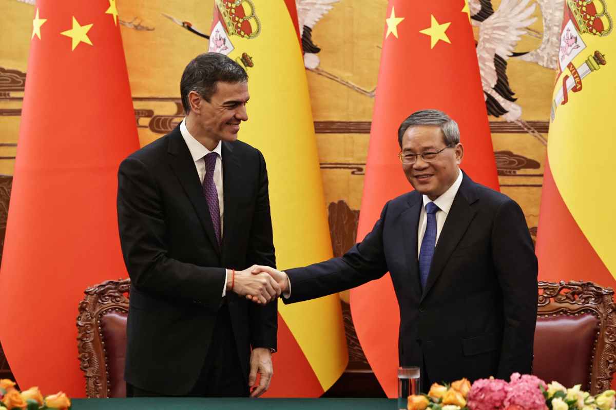 Reunión del presidente del gobierno de España, Pedro Sánchez, con el primer ministro chino, Li Qiang. Foto: AFP
