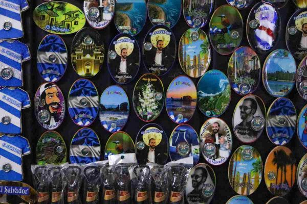 Bukele contra pandillas: vendedores dicen hay paz en San Salvador, pero los desalojan por turismo 