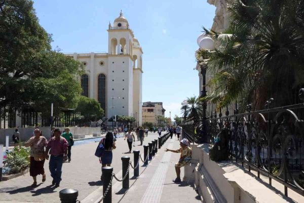 Bukele contra pandillas: vendedores dicen hay paz en San Salvador, pero los desalojan por turismo 