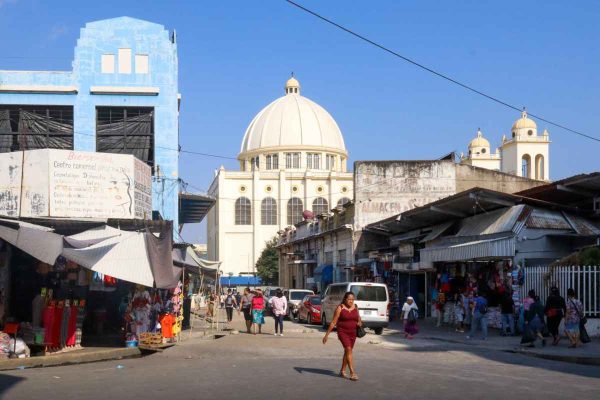 Bukele contra pandillas: vendedores dicen hay paz en San Salvador, pero los desalojan por turismo 