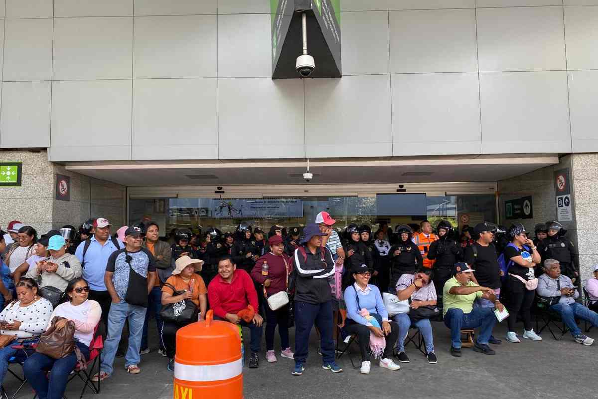CNTE protesta en terminales 1 y 2 del AICM