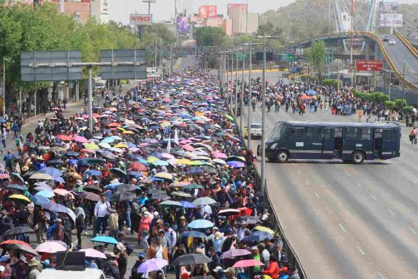 CNTE protesta en terminales 1 y 2 del AICM
