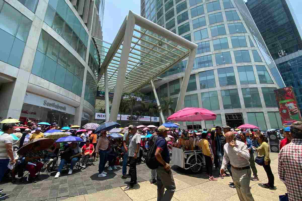 ntegrantes de la CNTE marchan hacia Gobernación; bloquean y se manifiestan frente a embajadas, bancos y oficinas de gobierno