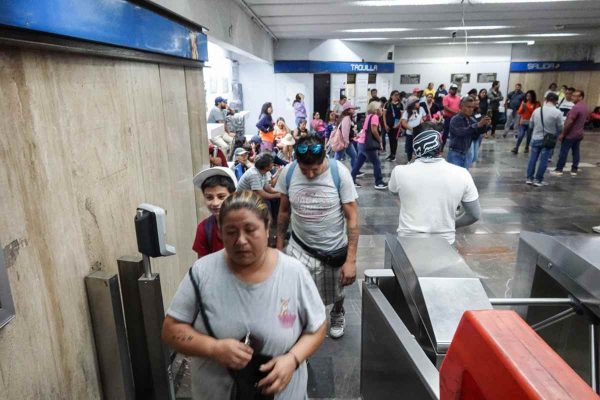 CNTE protesta en CDMX: permiten acceso gratuito a usuarios en Metro; alista marcha y toma de casetas