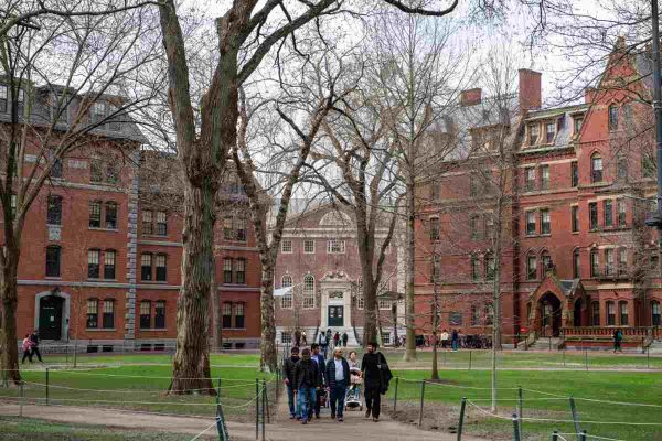 Campus de Harvard, una de las universidades más acaudaladas de EU que ya no podrá matricular extranjeros