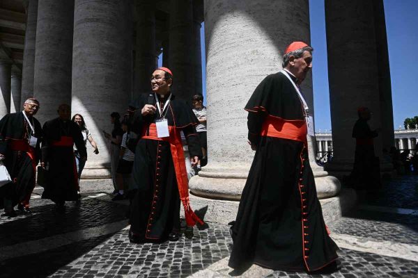 Cardenales de todo el mundo se reúnen en el vaticano para decidir quién será el nuevo papa