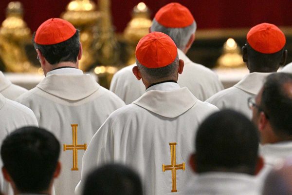 Cardenales realizan reunión preparatoria en el Vaticano para encontrar al sucesor del papa Francisco