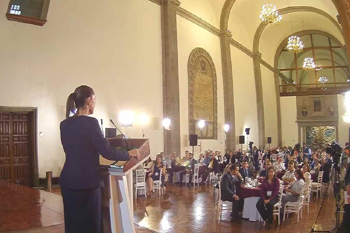 Claudia Sheinbaum dando el anuncio de sus acciones para beneficiar a los maestros