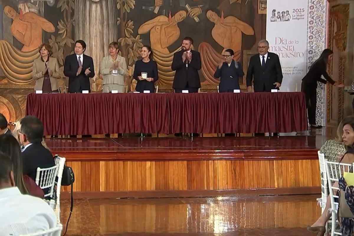 Claudia Sheinbaum durante el evento del Día del Maestro en la SEP