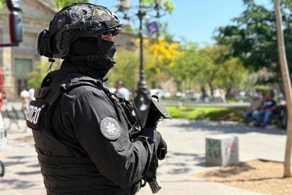 Detienen a dos policías y una mujer por intentar reclutar a jóvenes en central de Tlaquepaque, Jalisco