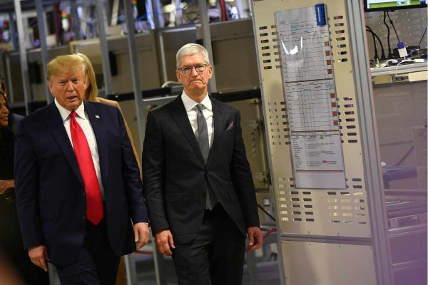 Donald Trump junto al CEO de Apple Tim Cook