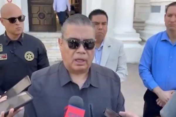 Dos agentes de la Fiscalía de Sonora disparan contra abogado y huyen; habrían confundido el vehículo